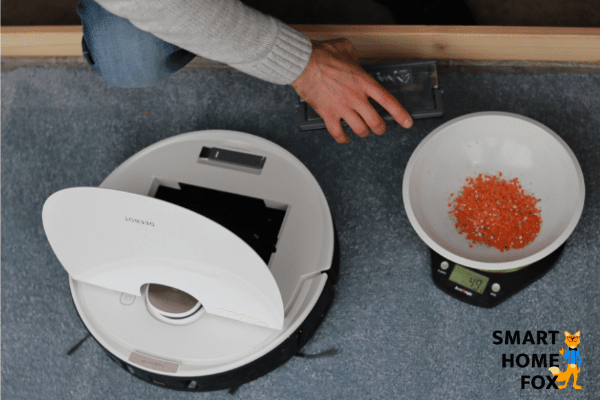 Weighing the contents of the dust bag of the Deebot OZMO T8 after the lentils suction test